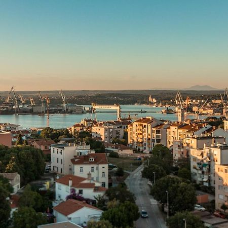 Top Floor Modern Apartment With Incredible Views Пула Екстериор снимка