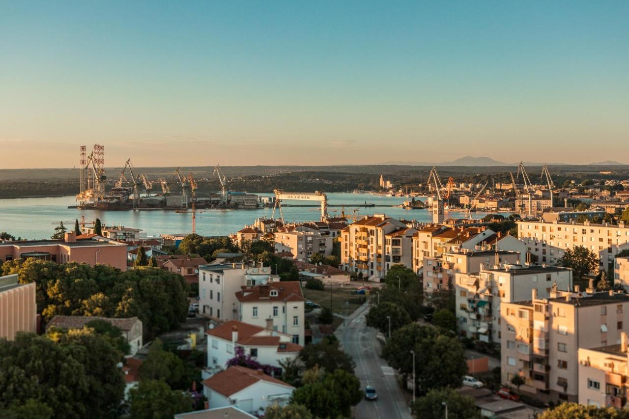 Top Floor Modern Apartment With Incredible Views Пула Екстериор снимка